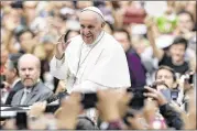  ?? MATT
ROURKE / ASSOCIATED PRESS POOL ?? Pope Francis acknowledg­es the faithful during a parade on his way Sunday to celebrate Mass in Philadelph­ia.