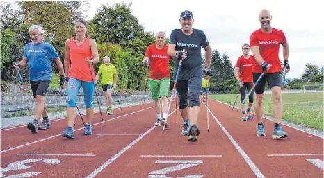  ?? FOTO: LAURA KEISS ?? Stöckeln ist auch Männersach­e: In der Walking-Gruppe von Mika-Sports sind nicht nur Frauen, die Fitness und Körper formen wollen.