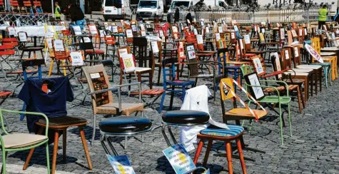  ?? Foto: Bernd Hohlen (Archivbild) ?? Mit leeren Stühlen hatten Gastronome­n schon vor gut einem Jahr auf ihre schwierige Lage hingewiese­n.