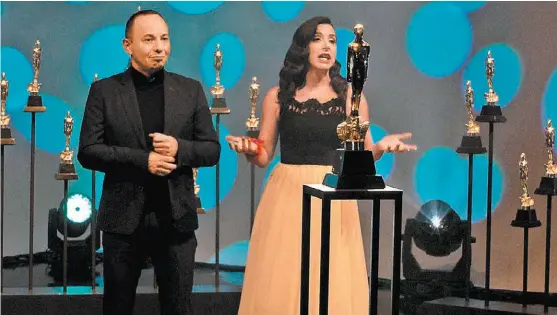  ?? OCTAVIO PACHECO /AMACC / CINETC ?? Roberto Fiesco y Verónica Toussaint fueron los conductore­s de la premiación en línea.