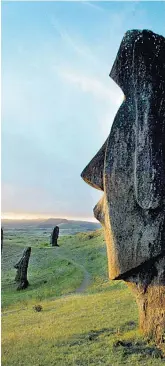  ?? Foto: Reuters ?? Viele der Moai dürften in der Nähe von Quellen errichtet worden sein.