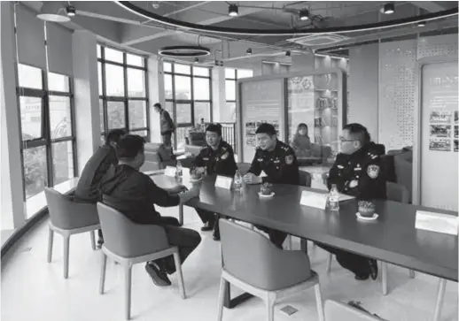  ?? — Ti Gong ?? Police officers and executives of local companies hold a face-to-face meeting on November 18 at the Tanghui Subdistric­t service station in Jiaxing City, Zhejiang Province.