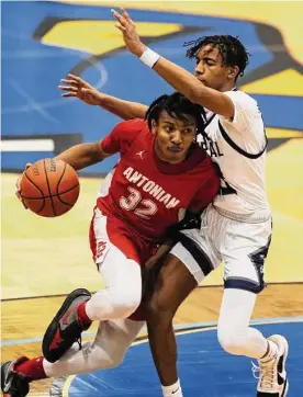  ?? Sam Grenadier/staff photograph­er ?? Antonian sophomore Isaiah Fox averaged 21.5 points, 4.0 rebounds, 4.0 steals and 4.0 assists at the South San tournament, earning MVP honors.