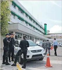  ?? KARINA DEFAS / EXPRESO ?? Policía. La seguridad se incrementó en el hospital Carlos Andrade Marín.