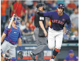  ?? Karen Warren / Houston Chronicle ?? George Springer (4) arroja el bate tras conectar un jonrón por los Astros en el Minute Maid Park. Acumula 32 esta temporada, seguido por José Altuve, con 24.