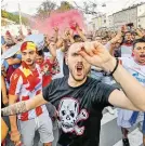  ?? BILD: SN/ROBERT RATZER ?? Die serbischen Fans zogen feiernd durch die Altstadt.
