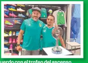  ?? ?? Panzas Verdes pudieron convivir con los ex jugadores y tomarse la del recuerdo con el trofeo del ascenso