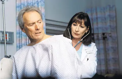  ??  ?? Clint Eastwood zeigt Anjelica Huston, wo es ihm wehtut. Nach einer Herztransp­lantation soll sich der ehemalige FBI-Profiler schonen. Das Gegenteil wird der Fall sein: „Blood Work“, 22.45 Uhr, Servus TV.