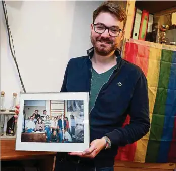  ?? ?? Präsident Fränz Friederes mit einem Foto der vorherigen Generation der Eppelduerf­er Jugend, noch im alten Vereinshei­m.