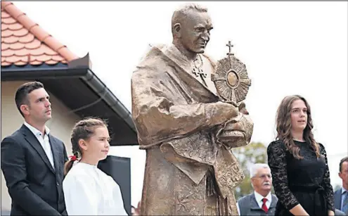  ??  ?? BRONČANI SPOMENIK kardinalu Franji Kuhariću, visok 2,2 metra, djelo je akademskog kipara Tomislava Kršnjavog. Otkrili su ga njegovi rođaci, a blagoslovi­o ga je zagrebački nadbiskup kardinal Josip Bozanić