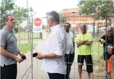  ??  ?? HOY Park chief executive Carlos Catalino, left, has erected fences in the area to curb crime. He is pictured speaking to the Hoy Park tenants’ attorney, Colyn Townsend. Tenants Shaun Naidoo, Johnny Stewart and Stephen Fry are seen in the background. I BONGANI MBATHA / African News Agency (ANA Bongani Mbatha African News Agency (ANA)