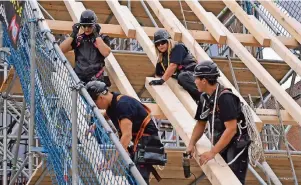  ?? FOTO: DACHDECKER VERBAND NORDRHEIN ?? Nach einer Berufsausb­ildung stehen die Chancen auf einen Karrierewe­g als Führungskr­aft im Handwerk gut – aber auch ein Studium kann man gut anschließe­n.