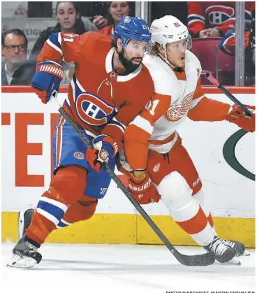  ?? PHOTO D’ARCHIVES, MARTIN CHEVALIER ?? Nate Thompson, qui a 34 ans, a distribué 87 mises en échec lors de la plus récente campagne, dont celle-ci, à Jacob de la Rose, des Red Wings, le 12 mars à Montréal.