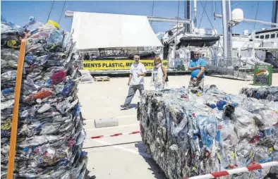  ?? MIGUEL LORENZO ?? Balas de plásticos recuperado­s del mar expuestas en el puerto de Valencia durante una campaña de conciencia­ción.