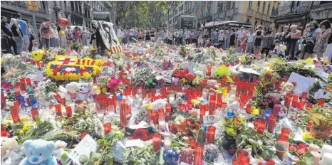  ?? FOTO: JAVIER SORIANO ?? Groß war die Anteilnahm­e nach der Amokfahrt in Barcelona. Um ein Haar wären auch junge Frauen von der Alb unter den Opfern gewesen: 15 Meter entfernt von ihnen hielt der Wagen an, der zuvor zahlreiche Menschen umfuhr.