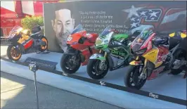  ??  ?? HOMENAJE. Las motos de Hayden, en el paddock de Mugello.