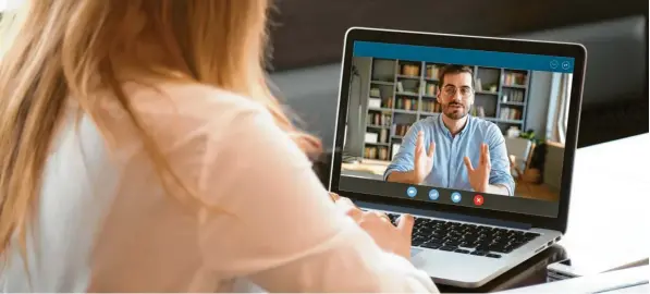  ?? Foto: fizkes, stock.adobe.com ?? Bewerber hinterlass­en in Video‰Gesprächen einen schlechter­en Eindruck, als wenn sie vor Ort zum Job‰Interview erscheinen. Aber es gibt Tipps, wie man die Nachteile verringern kann.