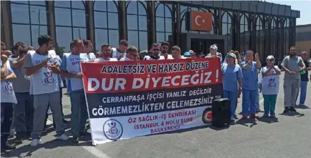  ?? ?? Geçen sene temmuz ayında Cerrahpaşa Tıp Fakültesi Hastanesin­de çalışan Öz Sağlık-İş üyesi işçiler
geriye dönük alacakları için eylem yapmıştı. (Fotoğraf: Murat Uysal/evrensel)