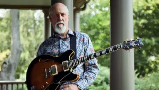  ??  ?? Sei cordeIl chitarrist­a John Scofield: eclettico, aperto alle fusioni di stili, si esibirà sabato al teatro Mpx di Padova