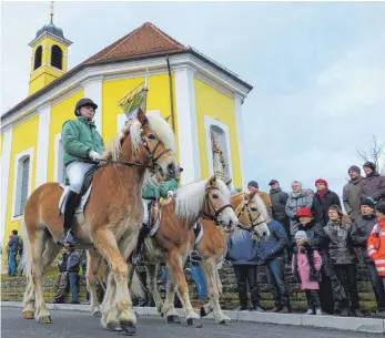  ?? FOTO: BAUCH ?? Die Prozession beim Silvesterr­itt in Westhausen führt die Reiter zur Silvesterk­apelle.