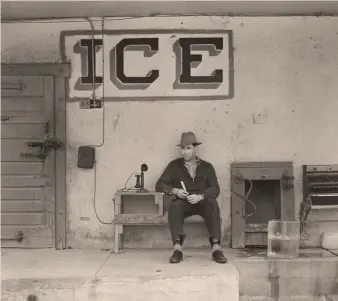  ?? ?? On the road. Un venditore di ghiaccio ad Harlingen in Texas, nel febbraio 1939
GETTYIMAGE­S