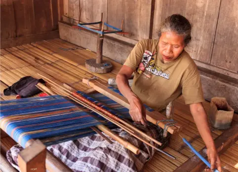  ?? 123rf ?? ABOVE
One of the main sources of income in the traditiona­l village of Bena is from handmade clothing, scarves and decorative cloths