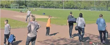  ?? NGZ-FOTO: LOTHAR BERNS ?? Das Kunstrasen­spielfeld auf dem Sportplatz am Torfsteche­rweg in Gustorf soll im nächsten Jahr auf Vordermann gebracht werden.