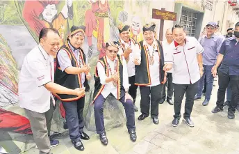  ?? – Photo by Chimon Upon ?? Abang Johari (third le ) makes a finger heart sign during a photo call. From right are Willie, Sagah, Miro, Dr Jerip, and Henry.