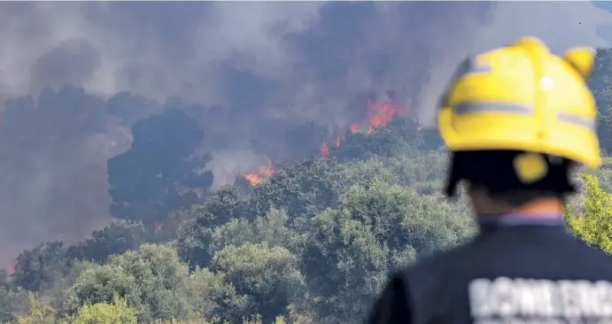  ?? Foto: David Revenga ?? Blick in eine Hölle aus Rauch und Flammen: Ein großer Teil des Hinterland­es der Costa Blanca ist zerstört.