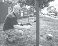  ?? DAVID BUTLER II, USA TODAY SPORTS ?? Contractor Dan Violette spruces up the area by painting a pole.