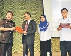  ??  ?? Yusoff (second left) presents a certificat­e of appreciati­on to Bintulu deputy police chief DSP Lim Kwai Seng as Che Gayah and Loh look on.