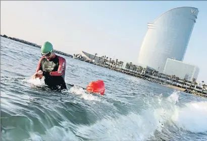  ?? XAVIER CERVERA ?? Un deportista­s a punto de volver a nadar en aguas abiertas, ayer por la mañana en Barcelona