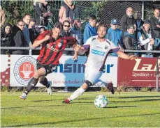  ?? FOTO: EDUARD KESSLER ?? Der TSV Essingen II (weißes Trikot) hat sich in der Relegation im Elfmetersc­hießen gegen den FC Durlangen durchgeset­zt.