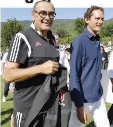  ?? GETTY ?? Maurizio Sarri e John Elkann a Villar Perosa a metà agosto