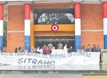  ??  ?? Funcionari­os de Clínicas siguen con sus protestas frente al Rectorado de la UNA por una ampliación presupuest­aria.