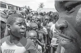  ?? ADRIANA ZEHBRAUSKA­S/THE NEW YORK TIMES ?? Haitians gather Thursday at a food distributi­on site in Les Cayes. The U.S. is helping to assess the extent of the quake and storm damage.