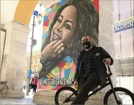  ?? (Photo d’archives Antoine Louchez) ?? Otom, le graffeur niçois, devra dire aujourd’hui devant un juge des Seychelles s’il plaide ou non coupable dans la mort suspecte de sa compagne Emmanuelle.