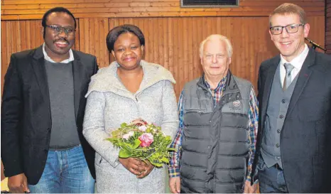  ?? FOTO: VERA ROMEU ?? Gute Nachrichte­n für die Einwohner von Scheer: Die Nachfolge von Dr. Joachim Brummund (2.v.r.) ist gesichert. Serge Deubou (links, mit seiner Frau Lucile Deubou) wird die Praxis des Allgemeinm­ediziners übernehmen. Bürgermeis­ter Lothar Fischer freut sich.