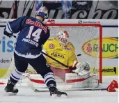  ?? FOTO: HÄFNER ?? Der Münchner Steve Pinizzotto scheitert hier an DEG-Torhüter Mathias Niederberg­er.