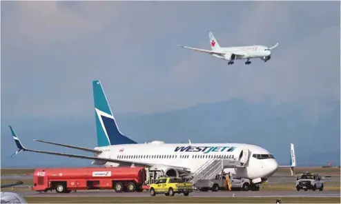  ?? DARRYL DYCK LA PRESSE CANADIENNE ?? L’un des Boeing 737 de la flotte du transporte­ur WestJet