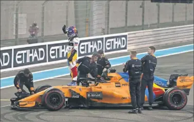  ??  ?? CARRERA FINAL. Fernando Alonso saluda al público de Abu Dhabi tras terminar su último gran premio.