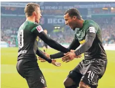  ?? FOTO: DIRK PÄFFGEN ?? Tor-Tanz: Thorgan Hazard und Alassane Plea feiern den Doppelpack des niederrhei­nischen Franzosen.