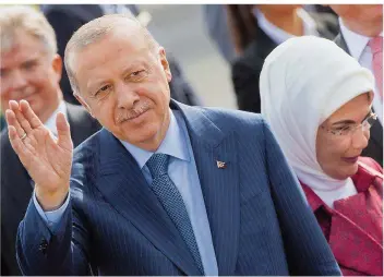  ?? FOTO: BERND VON JUTRCZENKA/DPA ?? Der türkische Präsident Recep Tayyip Erdogan und seine Frau Emine kommen auf dem Flughafen Tegel in Berlin an und werden mit militärisc­hen Ehren empfangen.