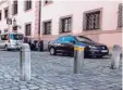  ??  ?? Der Poller mit dem gelben Streifen ist versenkbar. Er regelt am Rathaus die Zu fahrt zu den Parkplätze­n.