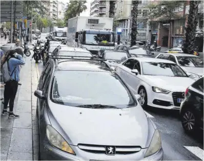  ?? Ricard Cugat ?? Imagen de un colapso circulator­io en la ronda del General Mitre cerca de Balmes, en Barcelona.