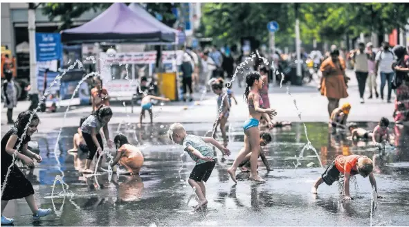  ?? ?? Das Wasserspie­l an der Schadowstr­aße mag nicht schön sein, aber es war Kindern eine willkommen­e Abkühlung.