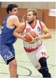  ?? FOTO: UM (ARCHIV) ?? Torsten Pokar (mit Ball) strebt mit dem Leichlinge­r TV den Sprung in die Regionalli­ga an.