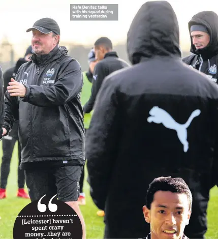  ??  ?? Rafa Benitez talks with his squad during training yesterday