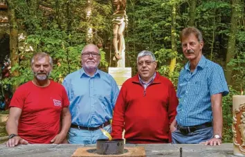  ?? Foto: Andreas Hoehne ?? Auf jeden Fall weitermach­en wollen (von links) Matthäus Unsin, Michael Kögel, Hermann Hartmann und Beppo Miller in der Rumänienhi­lfe. Auf diesem Foto stehen sie an der Crescentia Kapelle Dienhausen.