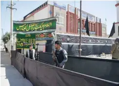  ?? Foto: AFP: Wakil Kohsar ?? Polizist auf Wache vor der Kabuls Baqir-ul-Ulum-Moschee